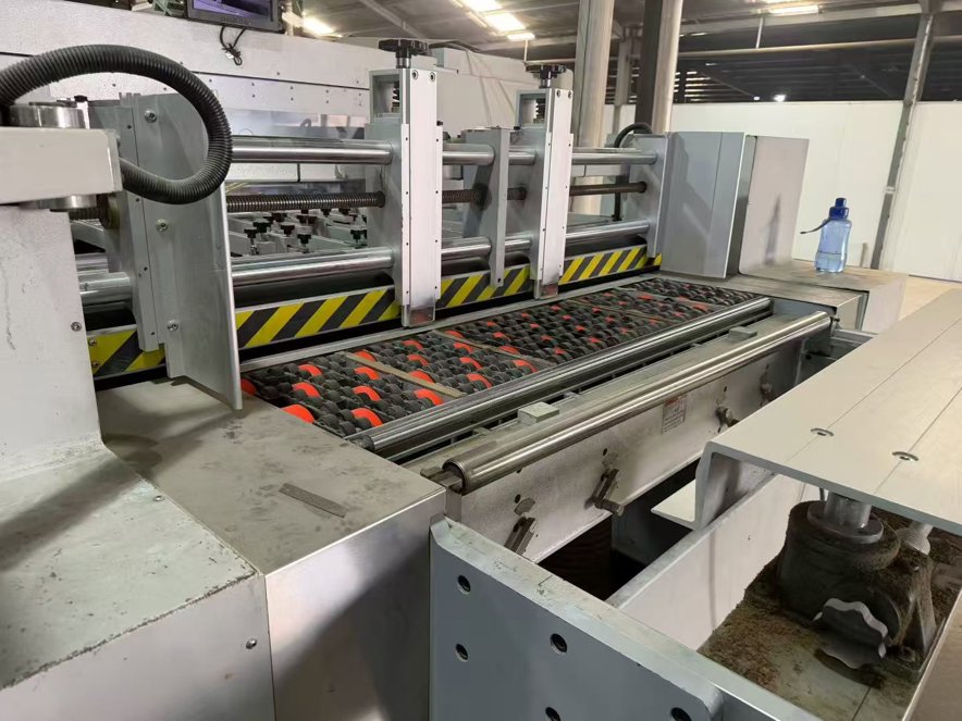 Die cutting AOER AEM-1650VQ