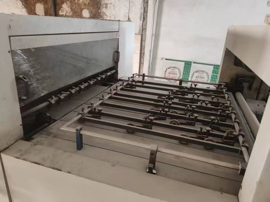 Die cutting DAYUAN MHC-1300BLC