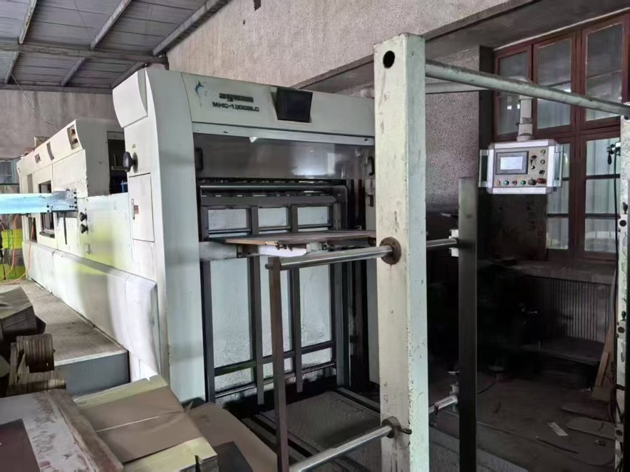 Die cutting DAYUAN MHC-1300BLC