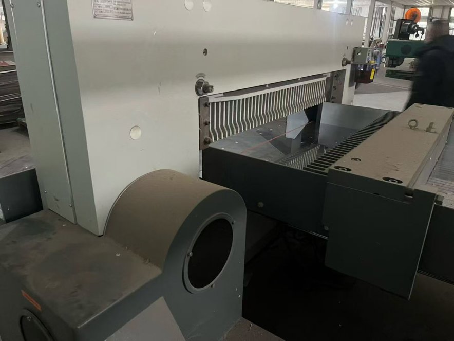 Paper/Sheet Cutting Machines  DAI`S 137