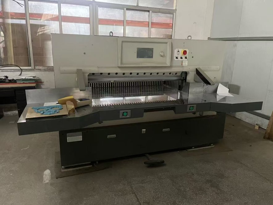 Paper/Sheet Cutting Machines  DAI`S 137