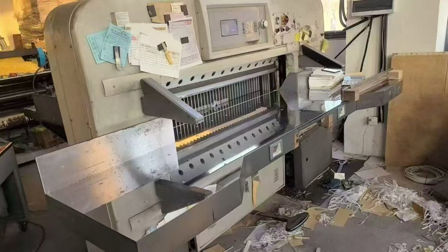 Paper/Sheet Cutting Machines DAI`S 1370