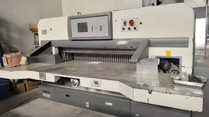 Paper/Sheet Cutting Machines DAI`S 137
