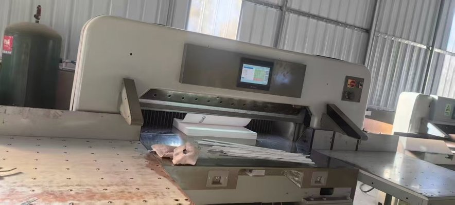 Paper/Sheet Cutting Machines Polar 137